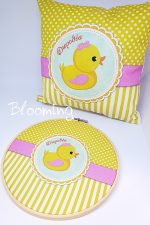 Μαξιλαρι και τελαρο διακοσμησης παπακι - Image 2