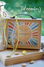 Μπομπονιερα βαλιτσακι κορνιζα κουμπαρας ηλιος - Image 3